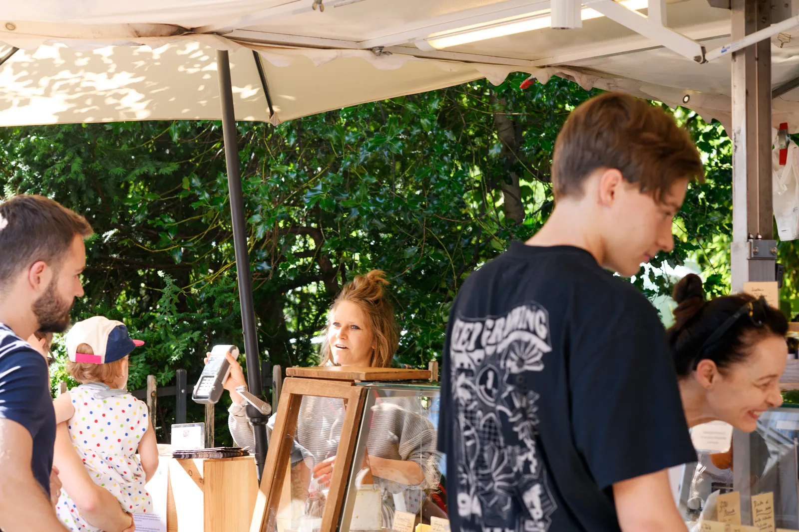 galerie markt schnappschuss tritt kaese