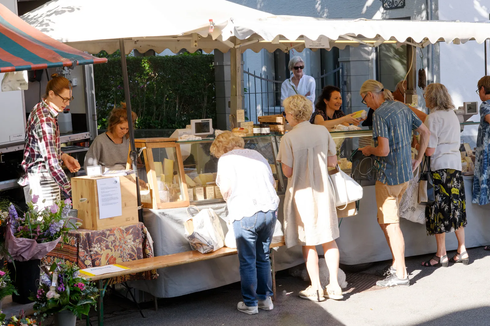 gelerie wochenmarkt menschen tritt kaese