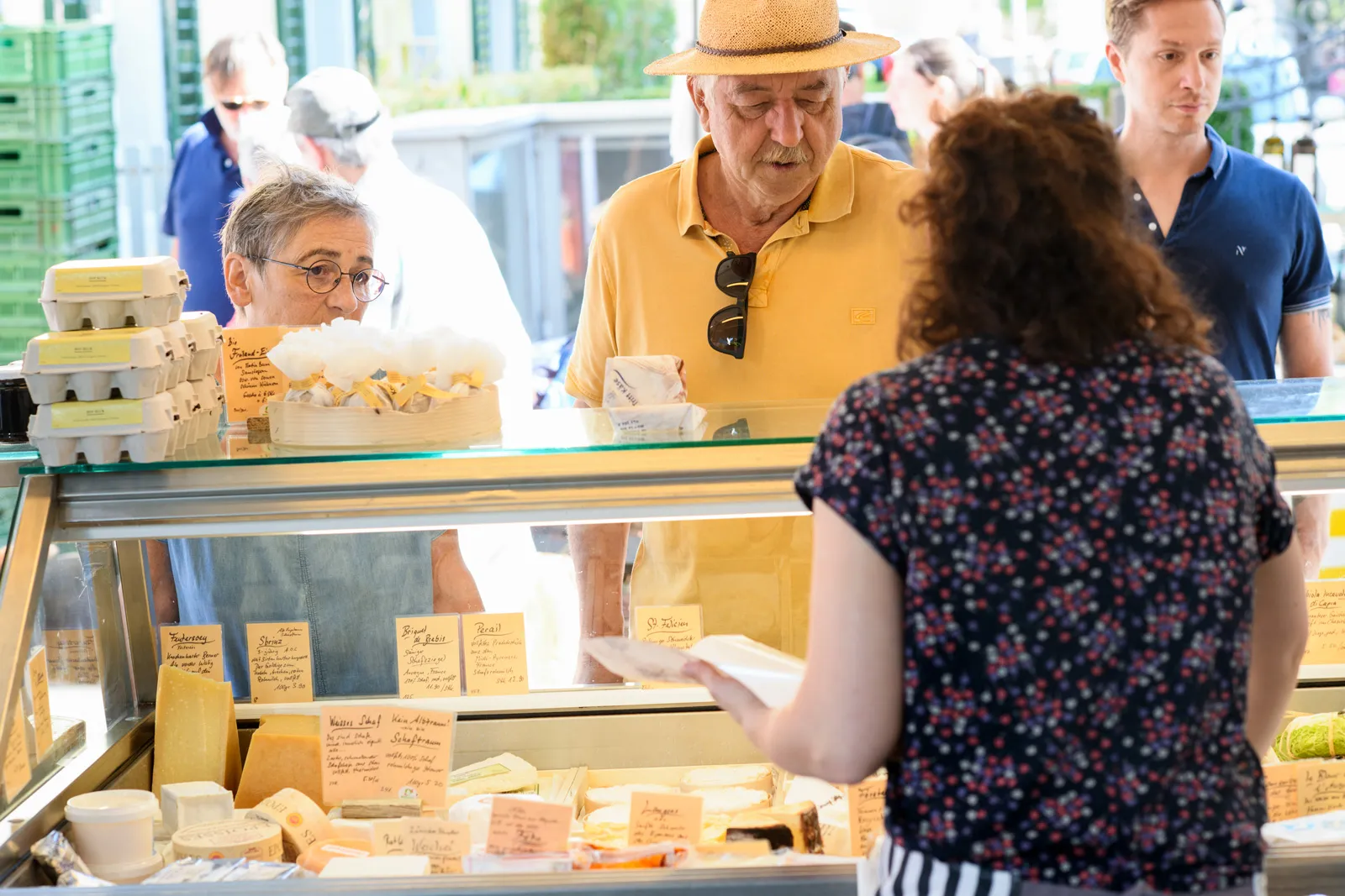 markt leute werden bedient tritt kaese